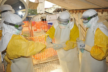 Nhân viên y tế điều trị cho bệnh nhân Ebola tại bệnh viện Donka ở Conakry, Guinea ngày 8/3.
